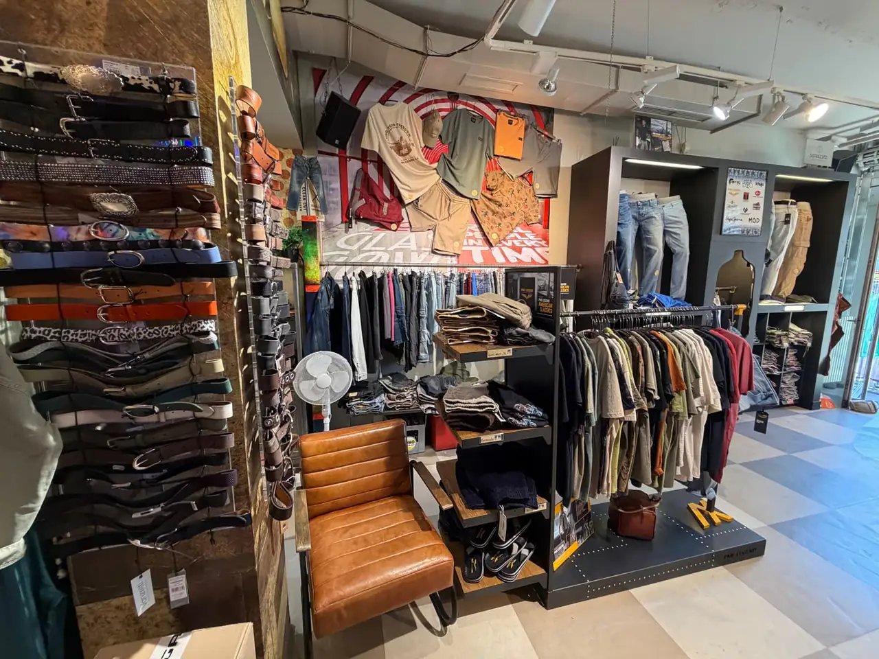 Store-Detail mit Gürtel, Denim und rustikaler Einrichtung.