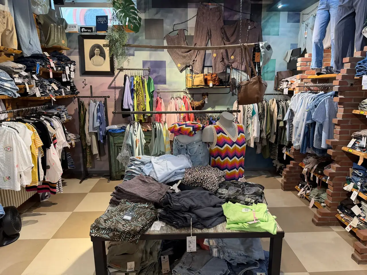 Farbige Sportswear und Denim im Ladenbereich.