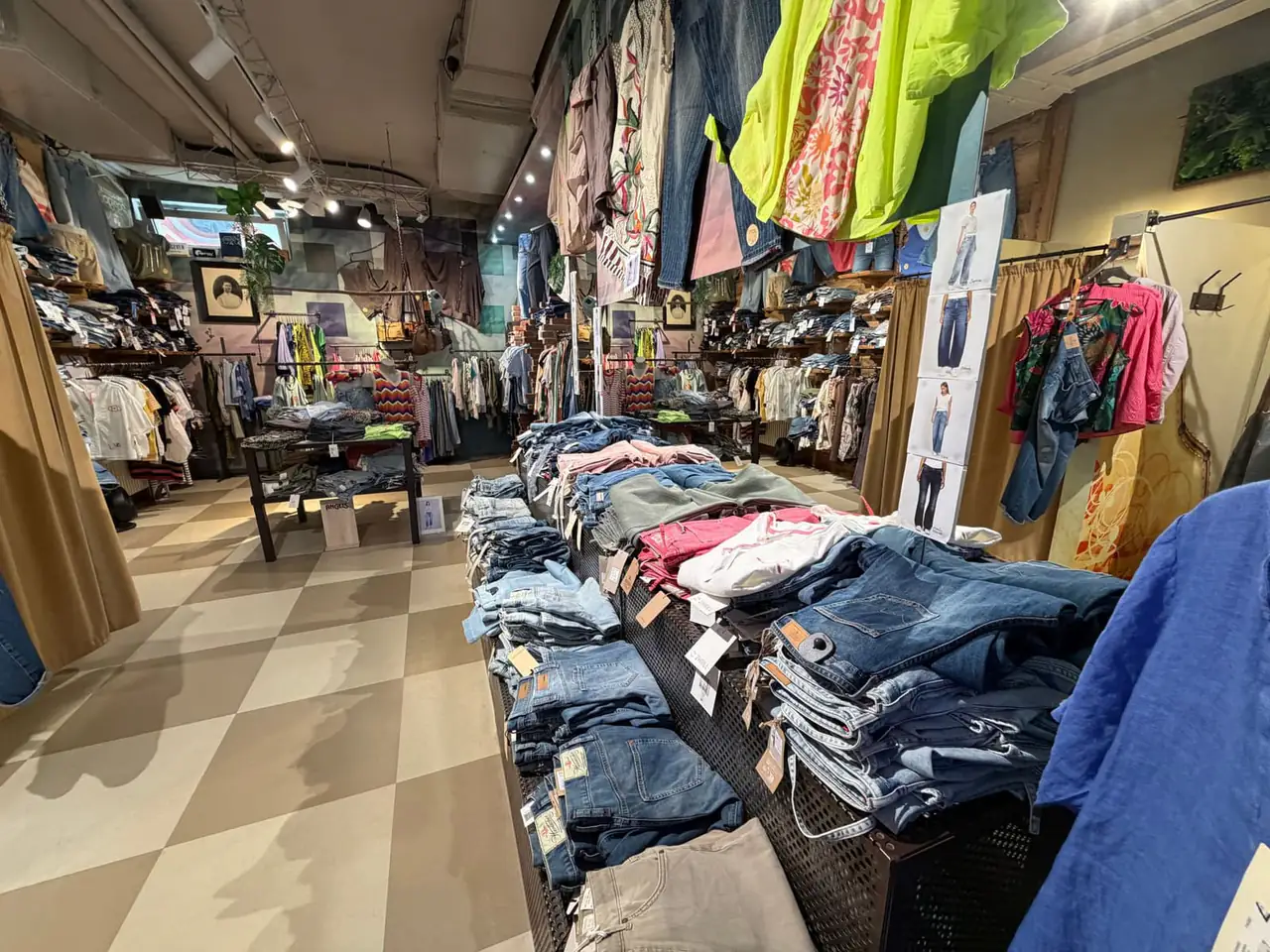 Jeans-Tische und Denim-Wand im Crash Store.